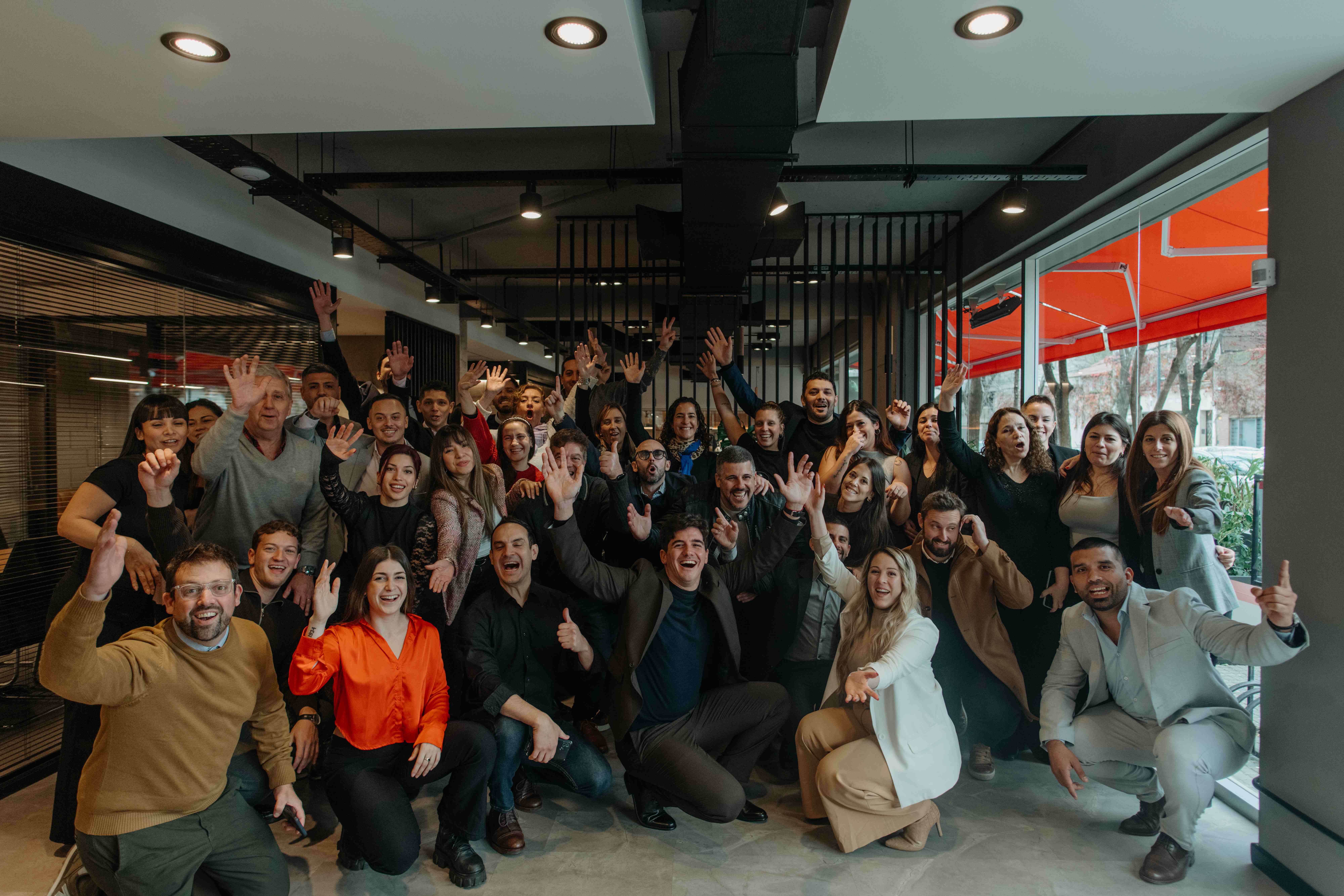 Agentes asesorando clientes